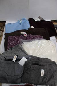 lot 147 image: Womens Clothes Pants and sweaters size M