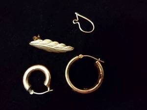 lot 116 image: Jewelry 14K yellow gold selection. Includes (2) single earrings and an ear wire. All marked 14K. Also includes a feather earring with a butterfly back. Marked 14K on butterfly back.