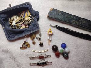 lot 119 image: Jewelry Victorian gentlemans dresser lot. See description.