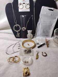 lot 204 image: Jewelry Fashion jewelry plus