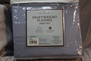 lot 294 image: Heavyweight flannel sheet set Queen size