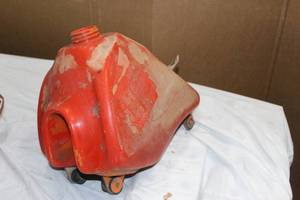 lot 260 image: 85 Honda fuel tank