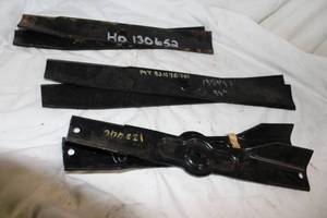 lot 265 image: Mower blades, sizes as shown