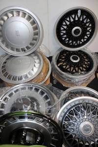 lot 323 image: Hubcaps and wheel covers, see pictures