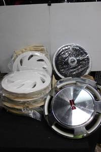 lot 324 image: Hubcaps and wheel covers, see pictures