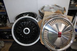 lot 325 image: Hubcaps and wheel covers, see pictures