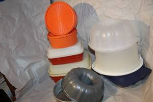 lot 369 image: Tupperware, cake pans, and lidded pyrex casserole dish