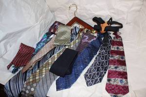 lot 371 image: Mens Dress ties and tie hanger, see pictures