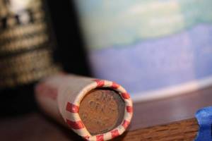 lot 383 image: Coins Roll of Wheat Pennies unopened