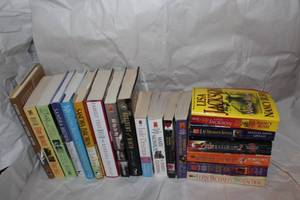 lot 385 image: Books and novels as shown - includes Fern Michaels, Sandra Brown and more