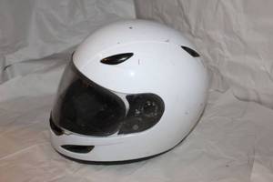 lot 390 image: White Motorcycle helmet XL