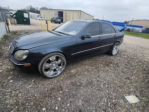 lot 11 image: 2000 Mercedes S500- Vin# WDBNG75J5YA036637 - Black - No Title - Will need to apply for lost or bonded title - Sold as is.. Will need to be towed