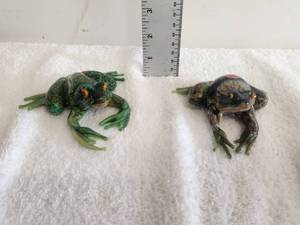 lot 68 image: Pair of Murano glass frogs - missing toe, repaired foot