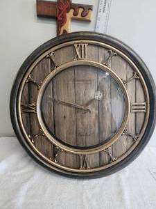 lot 104 image: Large wall clock - battery operated