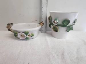 lot 124 image: Hand crafted Vase from Portugal and Italy - chipped leaf