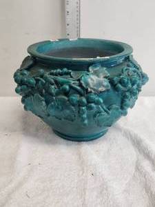 lot 128 image: Turquoise grape cluster Cache pot - small - Made in Italy - has chip