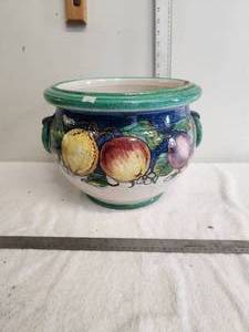 lot 140 image: Hand crafted cache pot - Made in Italy - has chip