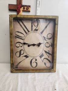 lot 141 image: Large wall clock - battery operated