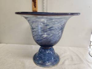 lot 168 image: Murano footed glass bowl - Made in Italy