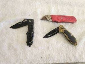 lot 197 image: Selection of 3 pocketknives