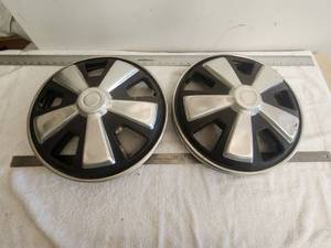 lot 199 image: Set of 4 - 15 hubcaps