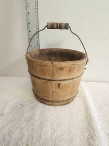 lot 212 image: Vintage small wooden bucket