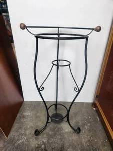 lot 213 image: Italian plant stand