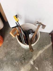 lot 185 image: Bucket of miscellaneous tools