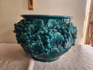 lot 35 image: Turquoise grape cluster Cache pot - large - Made in Italy - has chip
