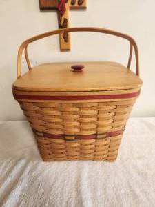 lot 2 image: Longaberger Collectible Basket - 1995 Holiday Hostess Red Evergreen Basket - 19607