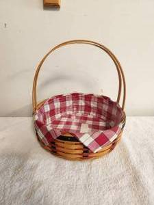 lot 17 image: Longaberger Collectible Basket - 2002 casserole basket - liner and protector