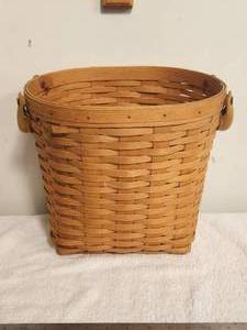 lot 47 image: Longaberger Collectible Basket - 1999 basket with leather handles