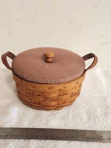 lot 59 image: Longaberger Collectible Basket - 1995 Accents basket - protector