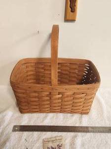 lot 71 image: Longaberger Collectible Basket - 1991 Medium Market Basket - 10529