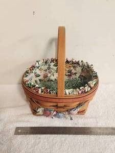 lot 84 image: Longaberger Collectible Basket - 1995 Easter Basket - 18708 - protector and liner and grass