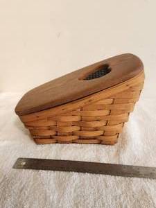lot 102 image: Longaberger Collectible Basket - 1993 slanted basket with wood lid -