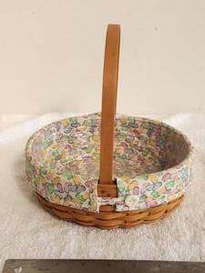 lot 113 image: Longaberger Collectible Basket - 2002 Easter basket - liner and protector