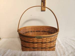 lot 157 image: Longaberger Collectible Basket - 1995 Traditions Collection Family Basket - protector