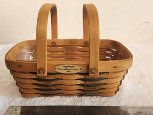 lot 221 image: Longaberger Collectible Basket - 1999 Woven Memories basket - protector