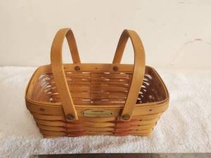 lot 87 image: Longaberger Collectible Basket - 2000 Woven Memories basket - protector