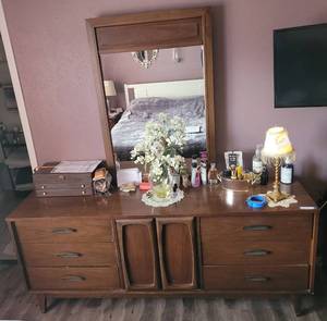 lot 11 image: VINTAGE WOODEN DRESSER WITH MIRROR IN STYLEDESIGN SHOWN. APPROX. 72 X 30 X 18