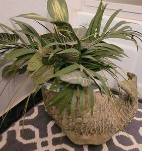 lot 21 image: FISH SHAPED VASE WITH FLORAL ARRANGEMENT AS SHOWN. APPROX. 20 X 15