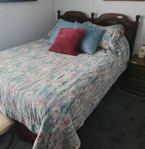 lot 26 image: VINTAGE-STYLE QUEEN SIZE BED IN DESIGNCOLOR SHOWN.
