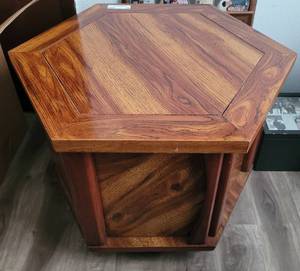 lot 29 image: EXAGONAL ACCENT TABLE IN DESIGNCOLOR SHOWN. APPROX. 24 X 27 X 20