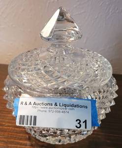 lot 31 image: CRYSTAL VASE WITH LID IN STYLE SHOW. APPROX. 6 X 6