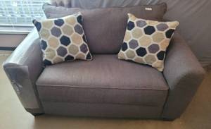 lot 33 image: UPHOLSTERED LOVE SEAT WITH ACCENT PILLOWS IN STYLECOLOR SHOWN. APPROX. 58 X 36