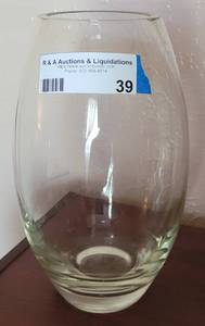 lot 39 image: GLASS VASE IN STYLE SHOWN. APPROX. 10 X 6