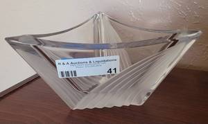 lot 41 image: CRYSTAL DISH IN STYLEDESIGN AS SHOWN. APPROX. 8 X 8