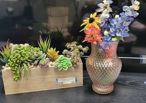 lot 61 image: FLORAL DECOR AS SHOWN.