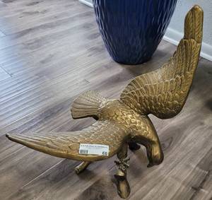 lot 66 image: BRASS EAGLE FIGURE AS SHOWN. APPROX. 21 X 11